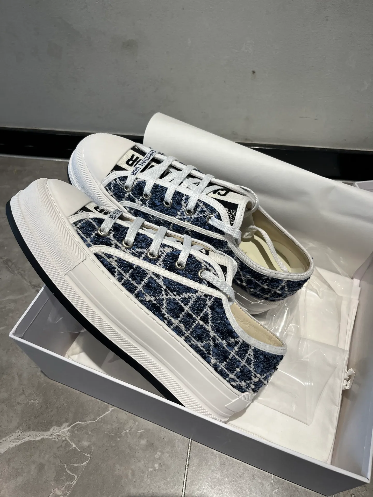 👟👟Ex-factory price 520👟👟 Walk‘n’Dior embroidered mid-top casual shoes are new in 2025. On the fashion stage, Dior embroidered shoes are the well-deserved protagonist. Delicate stitching is used on the upper, every stitch is devoted to the craftsman's efforts, and every thread is woven with artistic poetry. From complex floral patterns to smart geometric textures, embroidery is like the magic that gives shoes life, allowing them to show dynamic beauty even in static conditions.   Wearing Dior embroidered shoes feels like stepping into a dream world full of art. It is not only a pair of shoes, but also a walking piece of art that perfectly integrates fashion and culture. Whether you are strolling on the bustling city streets or attending important social occasions, Dior embroidered shoes can add unique charm to your style and become the focus of everyone's attention.   Choosing Dior embroidered shoes means choosing a persistent pursuit of quality and a unique understanding of fashion. Let it accompany you through every wonderful moment and leave your own fashion mark.  Material: Sheepskin lining, feet, silk cowhide, size 35-41, heel height 5cm